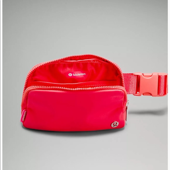 NWT 👛 Lululemon Everywhere Belt Bag in Pale Raspberry colour 👛 - Picture 2 of 5